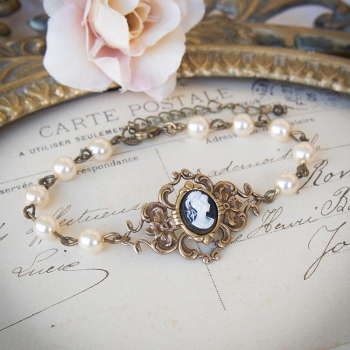 Bracelet camée Victorien couleur bronze et perles de nacre