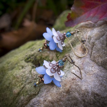 Boucles d’oreilles clochettes féeriques et romantiques couleur blanc et bleu